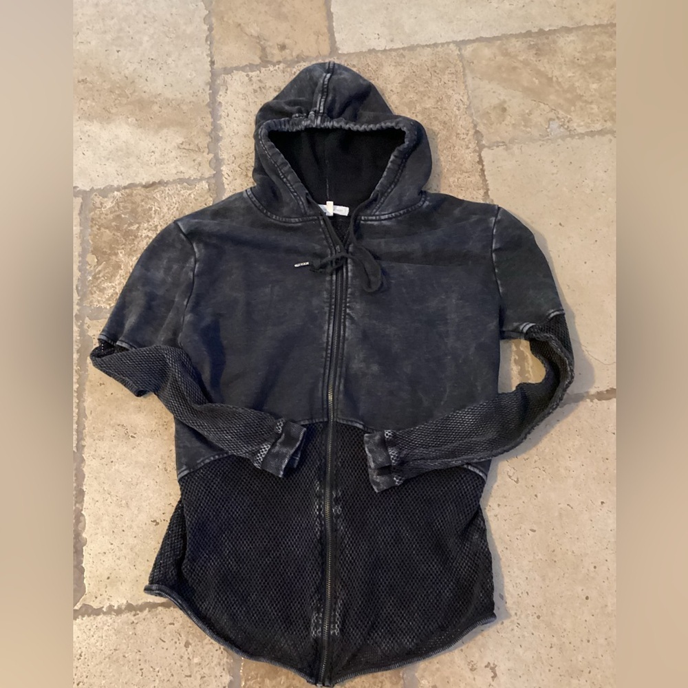 Gilded Intent zip light weight zip jacket -SZ M
Pit to pit 17”
Length 25”
GK